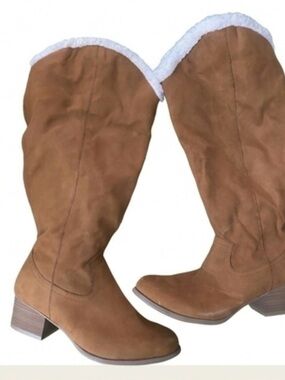 Torrid wide boots with the fur